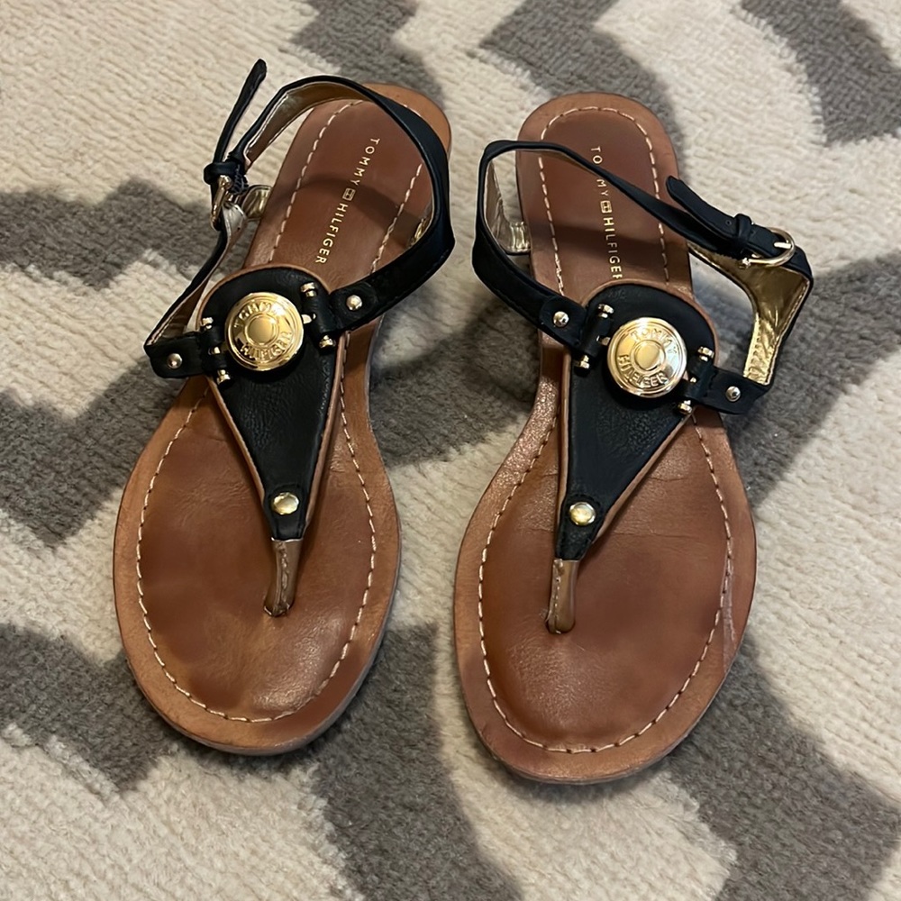 Tommy Hilfiger Black and Gold Malorien Thong wedge Sandal 6